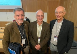 Mojica (centro), junto a Luis Blanco Davila (izquierda) y Crisanto Gutierrez, ambos del Centro de Biología Molecular Severo Ochoa y miembros de la Academia.