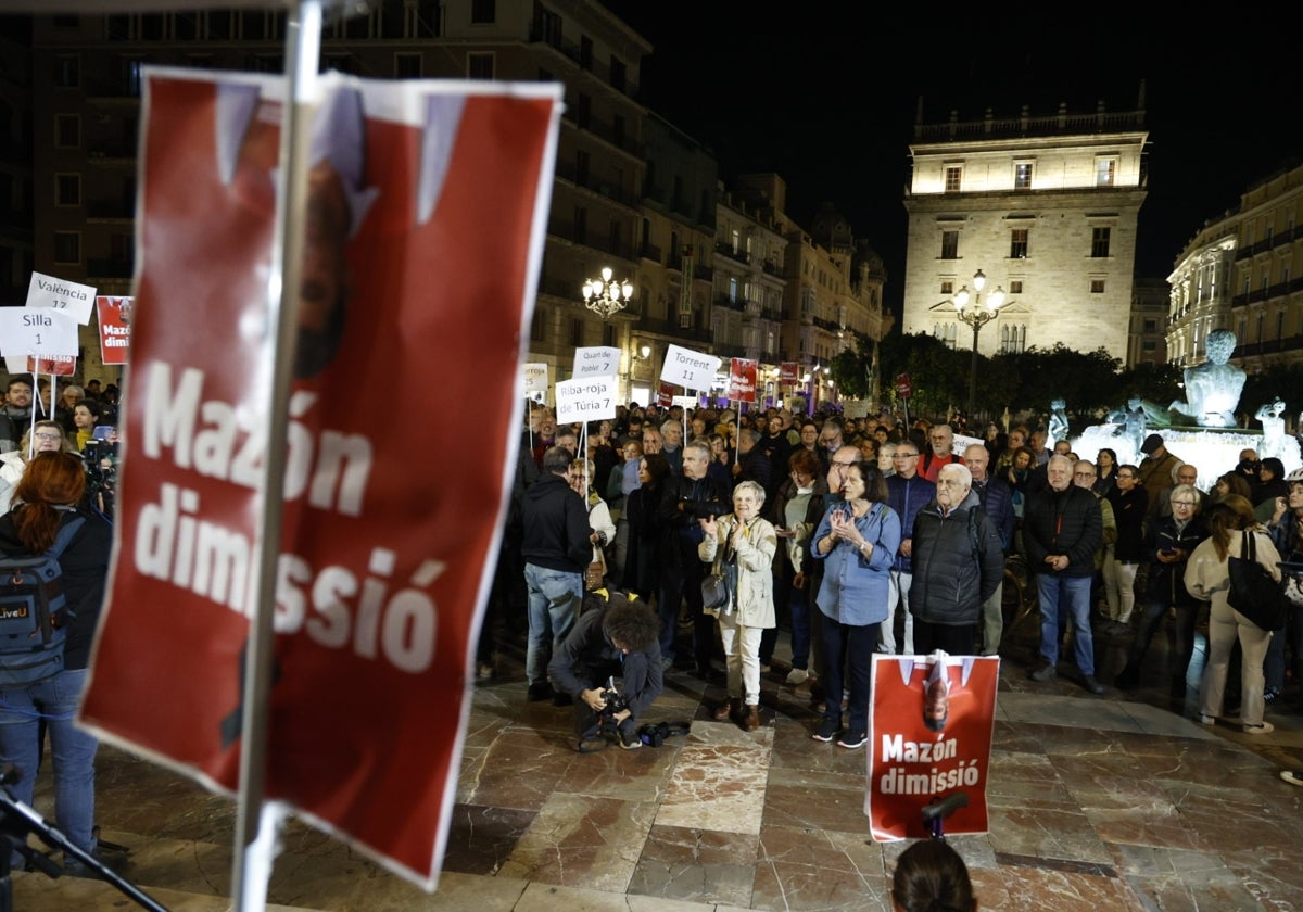 Manifestantes piden la dimisión del presidente de la Generalitat.