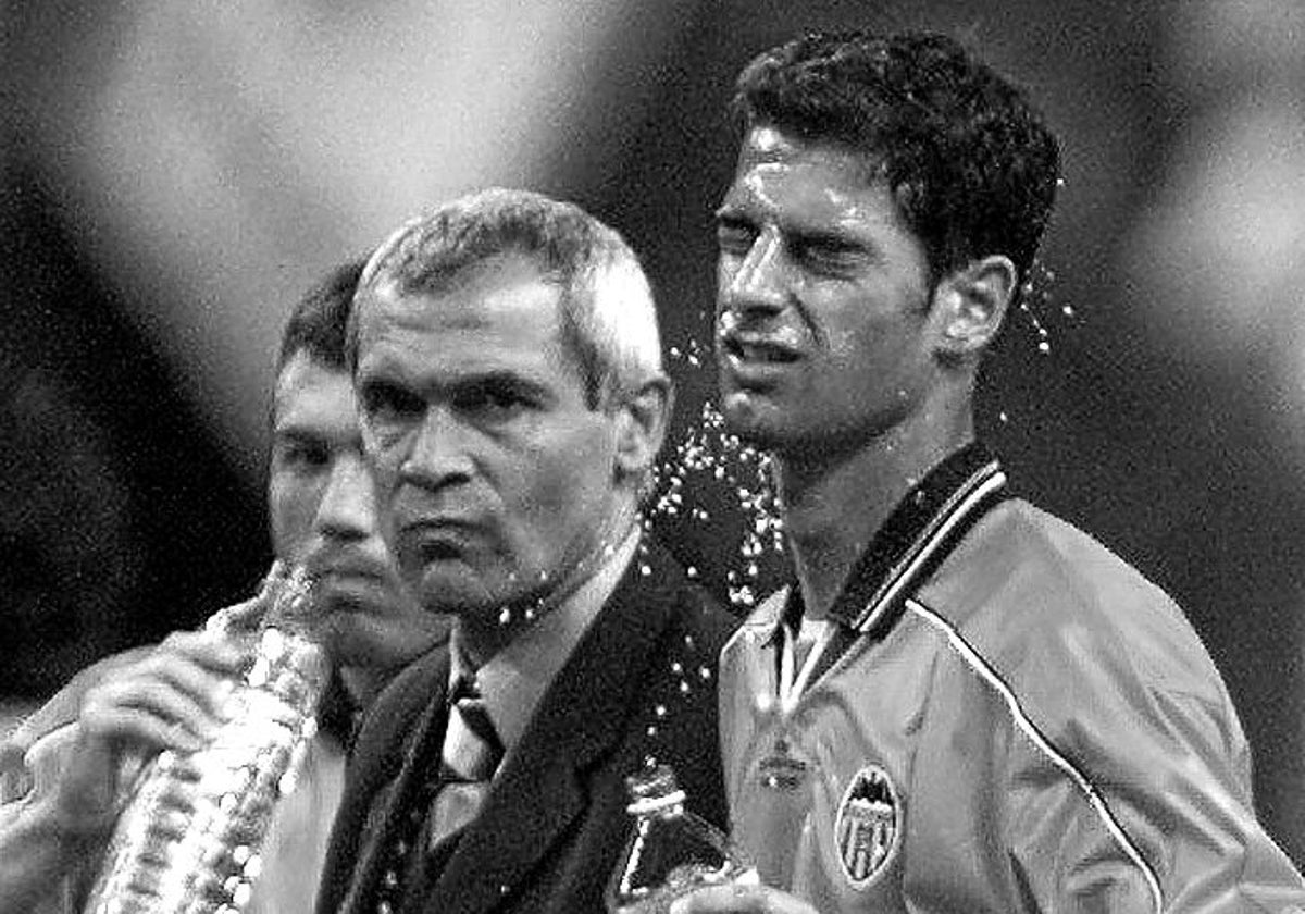 Cúper, entre Ilie y Gerard, durante la final de Champions de 2000 contra el Real Madrid.