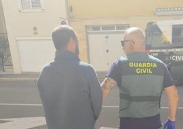 Un agente de la Guardia Civil detiene a uno de los cabecillas.