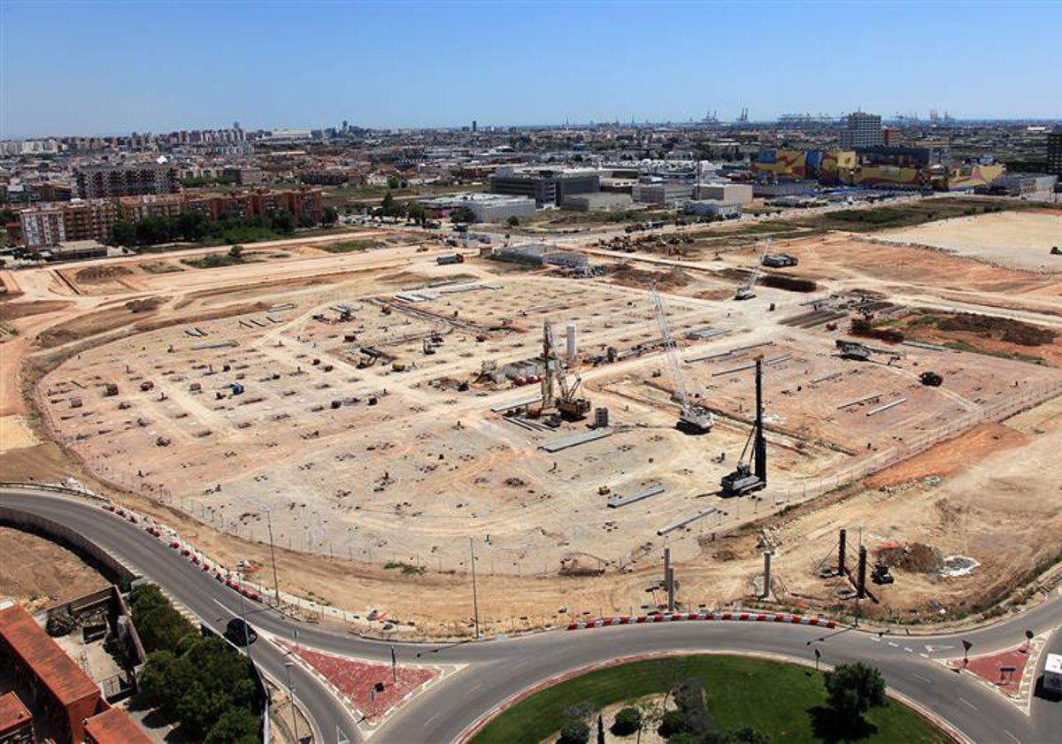 Imagen principal - Tres imágenes de los diferentes momentos de construcción de la planta, iniciada en 2013 e inaugurada en junio de 2014.