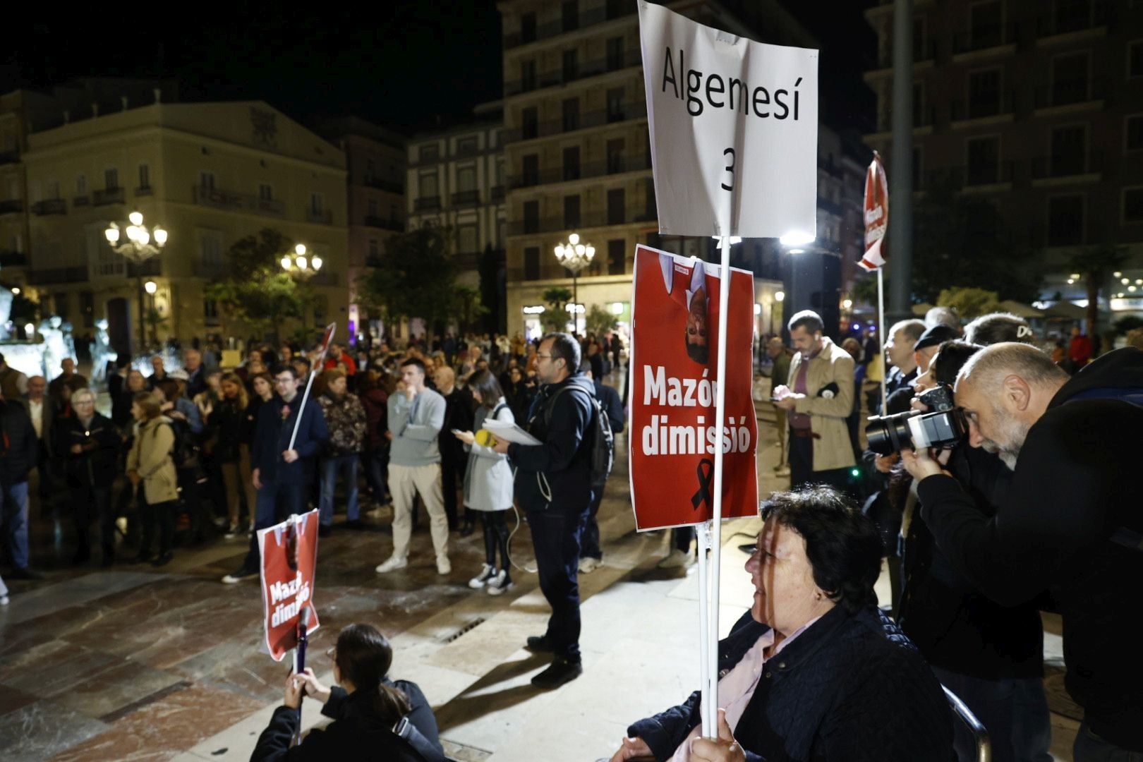 Concentración en la Plaza de la Virgen de Valencia.