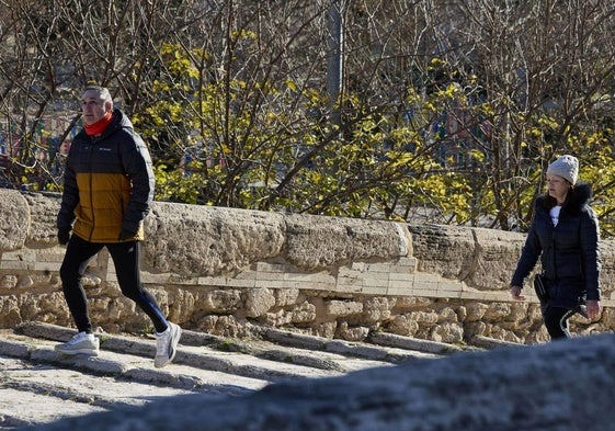 Una pareja con abrigo en la ciudad de Valencia.