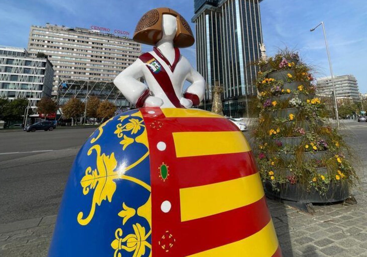 Figura de la menina fallera, en la plaza de Colón de Madrid.