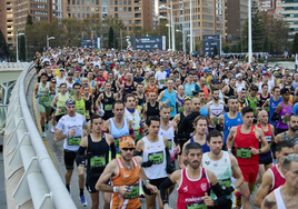 Corredores pasan por el puente de Monteolivete.