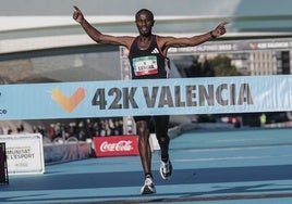 El etíope Sisay Lemma cruza la meta en el Maratón de Valencia 2023.