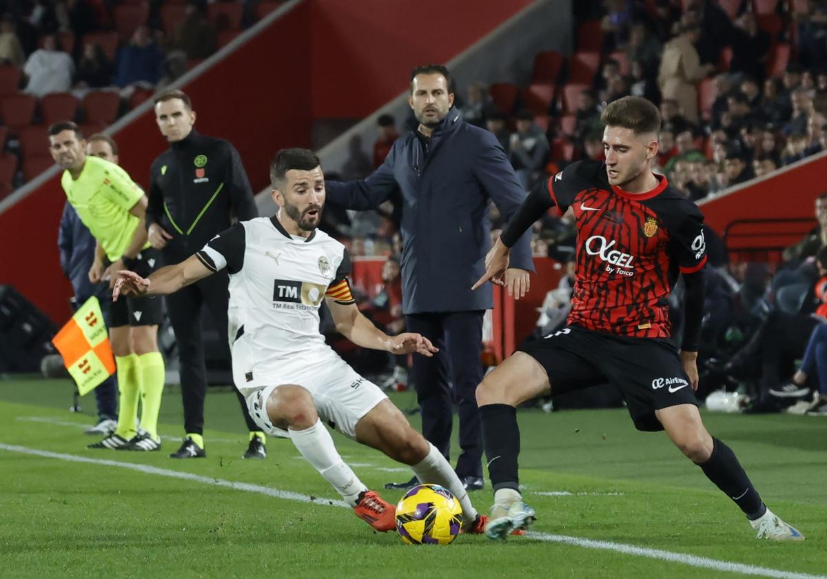 Rubén Baraja, observando un duelo entre José Gayà y Robert Navarro en el partido entre Mallorca y Valencia.