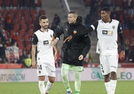 Gayà, Jaume y Mosquera, tras el partido en Palma. EFE