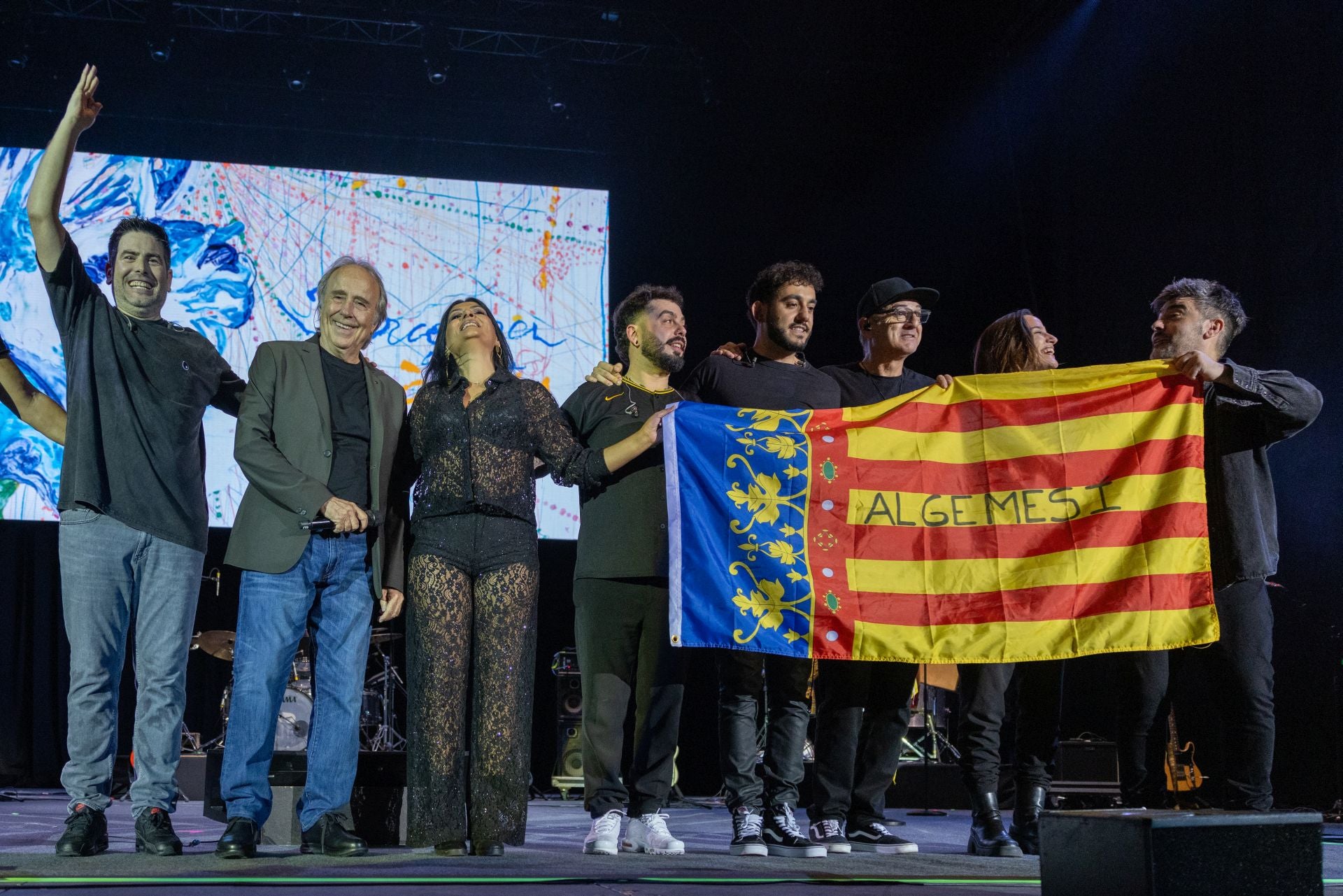 Serrat y Estopa se vuelcan con Valencia