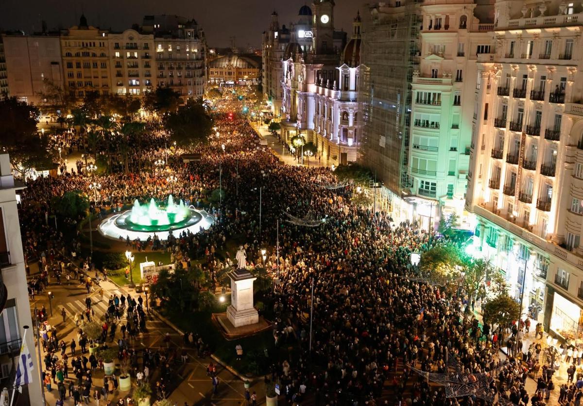 Miles de personas se manifiestan en la plaza del Ayuntamiento.