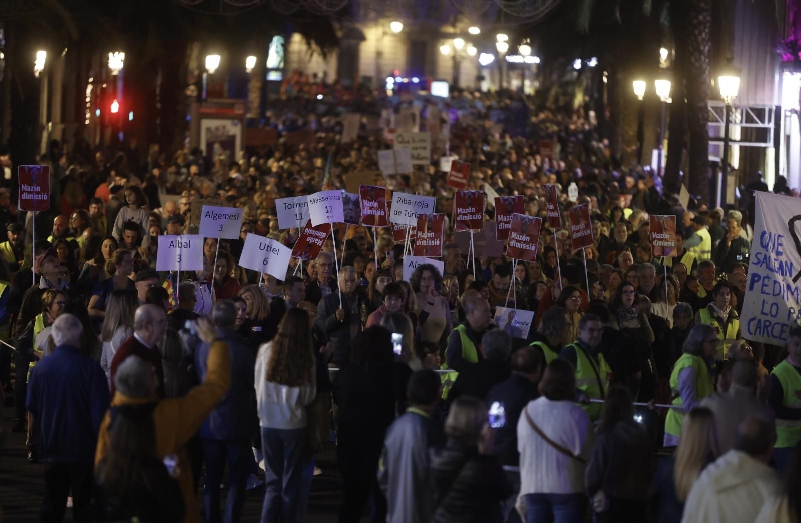 Fotos: Manifestación en Valencia contra la gestión política de la DANA