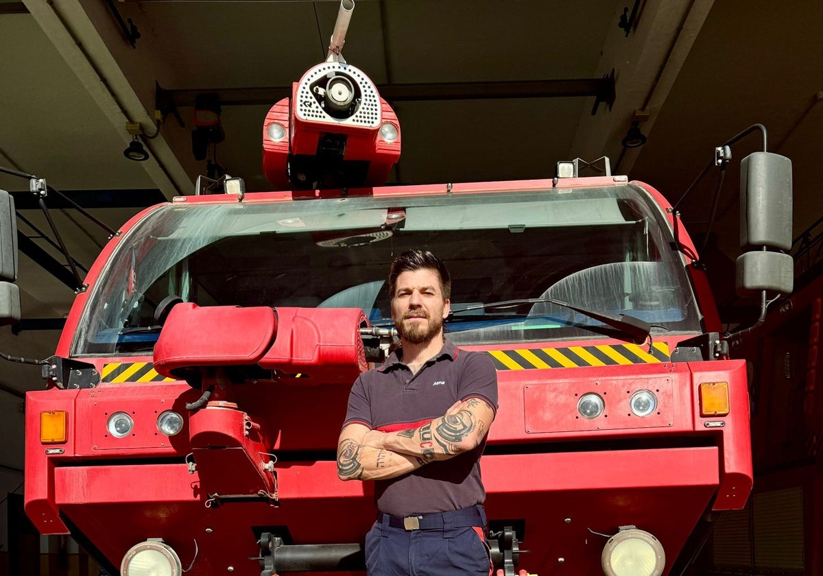 Raúl Hernández, bombero del Aeropuerto de Valencia.