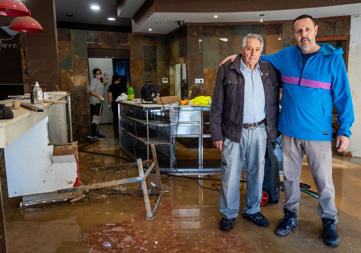 Rafa Arnal, alcalde pedáneo de La Torre, junto a su hijo Rafa, el único hornero de la pedanía.