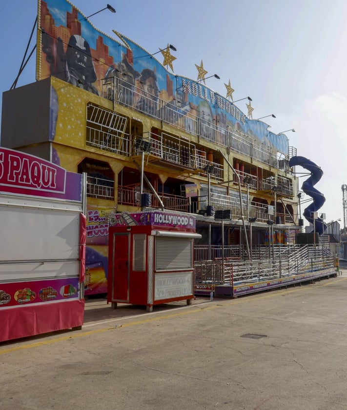 Imagen secundaria 2 - Montaje de la Feria de Navidad de Valencia, en el Grao.