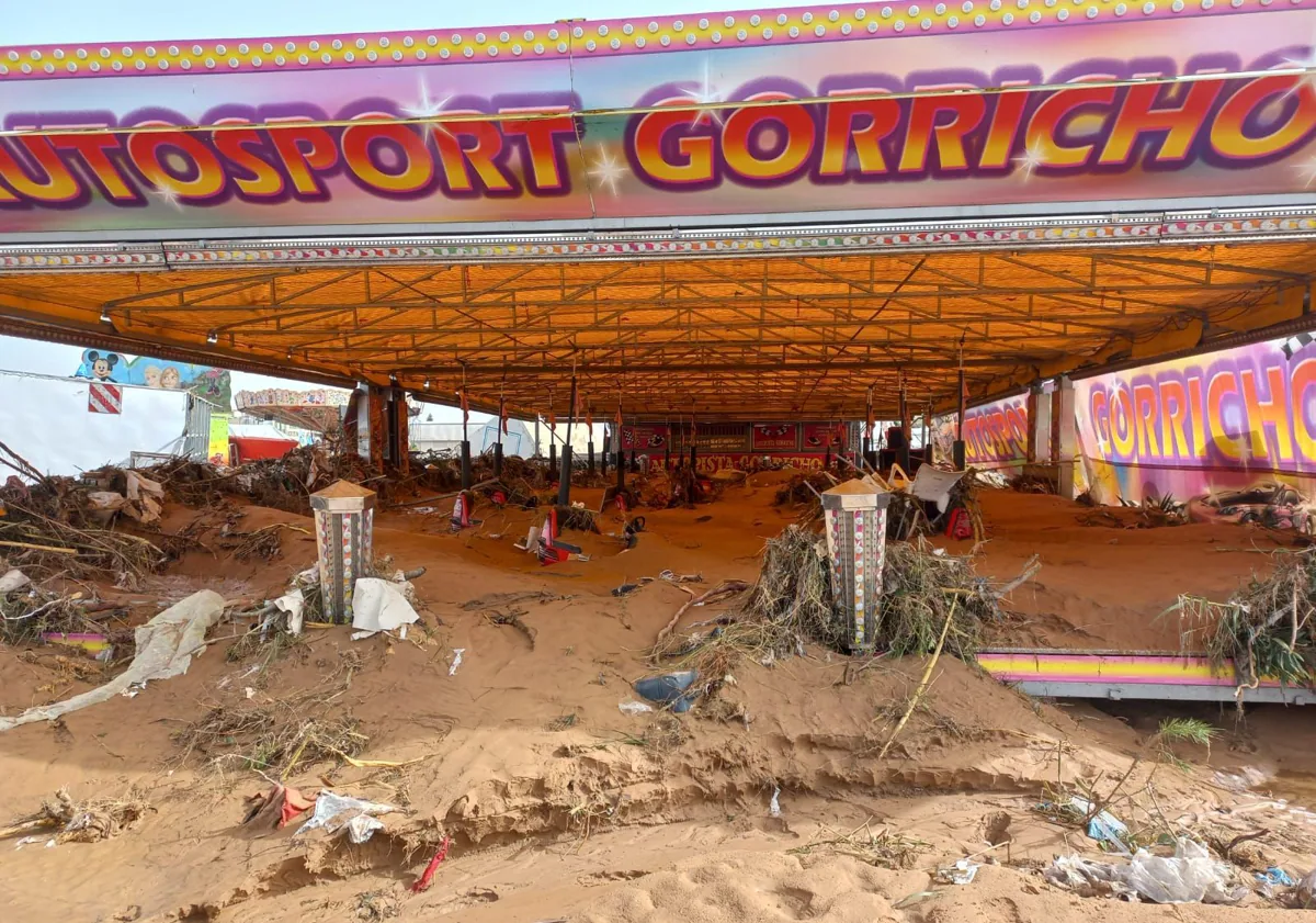 Imagen principal - Barro que sepultó las atracciones instaladas en Paiporta durante la DANA.