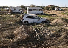 Coches arrastrados por la crecida del barranco, junto al barrio de San Jorge.