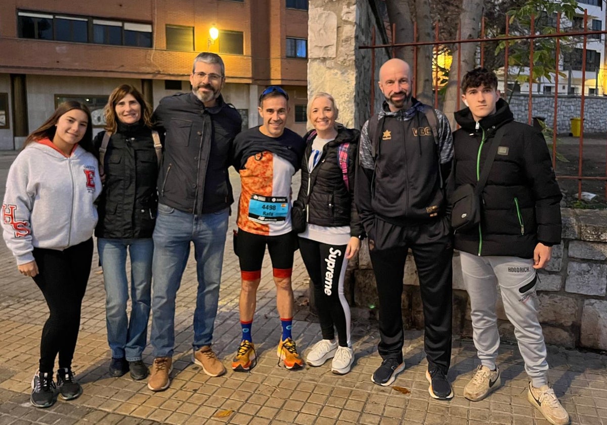 Imagen principal - Rafa, con su familia y amigos, primero en Catarroja y después en Valencia; Javier con la medalla de finisher.