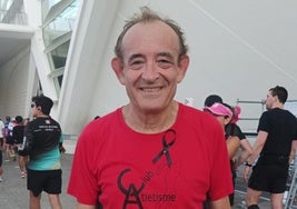 Alfonso Campos, de 67 años de edad y del Club Atletisme Almussafes tras terminar la Maratón Valencia.