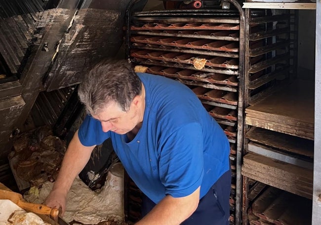 José Ordóñez, en su horno de Paiporta.