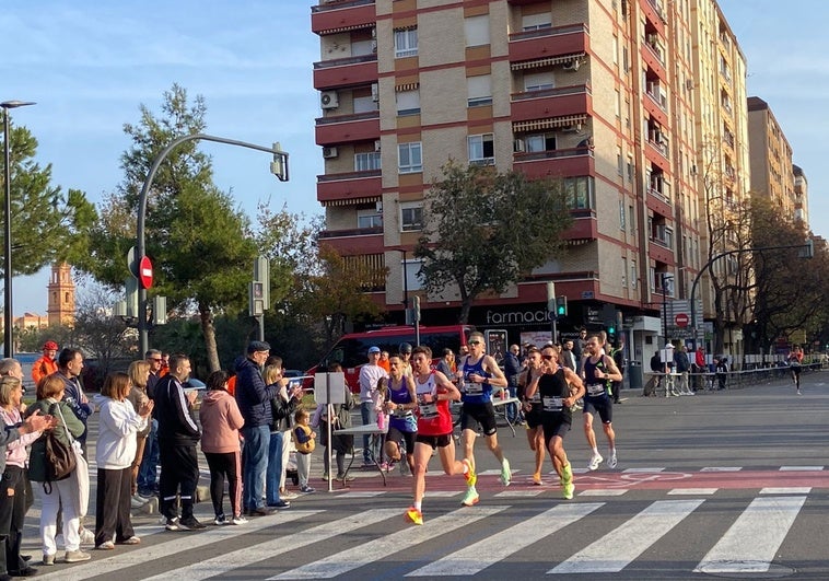 Varios corredores pasan por el kilómetro 32.