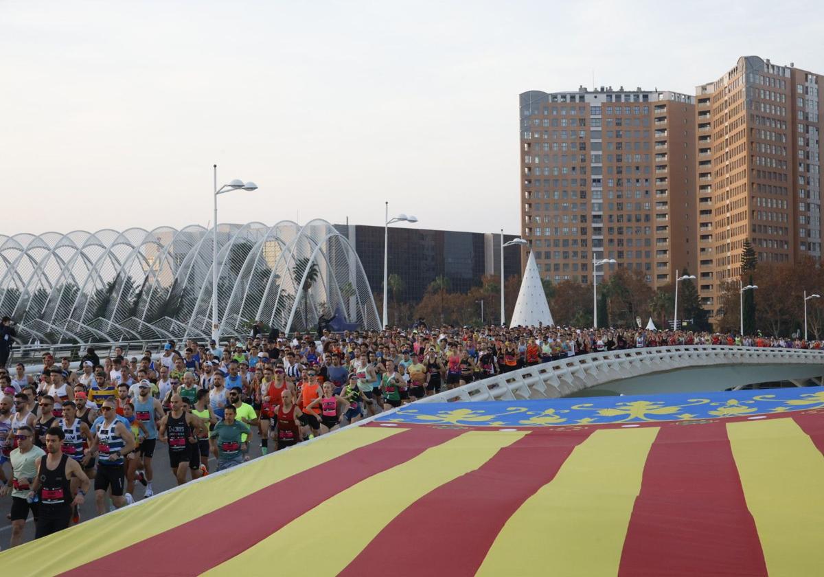 Todas las imágenes de la salida del Maratón de Valencia 2024