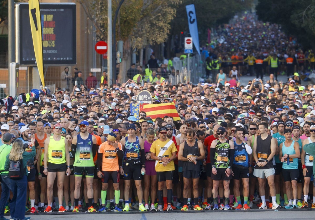 Miles de corredores toman la salida del maratón de Valencia.