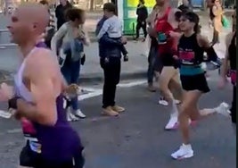 Verdeliss, a la derecha, en el kilómetro 30 del Maratón de Valencia.