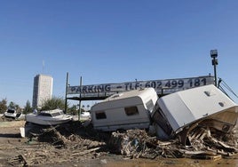 Parking con caravanas destrozadas, en Valencia.