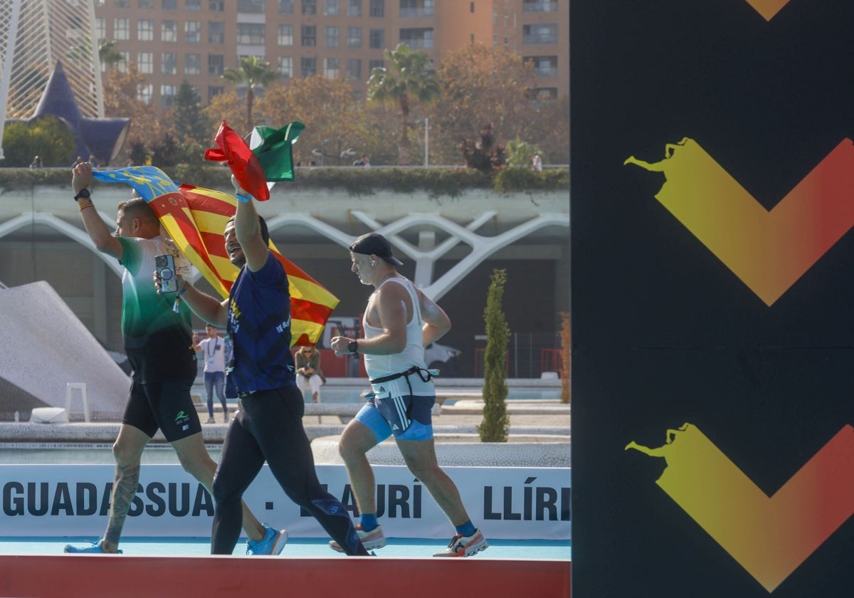 Corredores, a pocos metros del arco de llegada del Maratón Valencia.