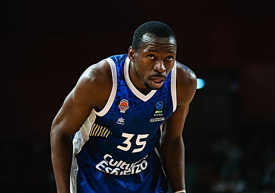 Amida Brimah, durante su debut con el Valencia Basket en Bourg-en-Bresse.