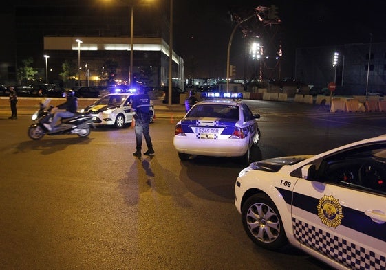 Imagen de archivo de un control de la Policía Local en al zona del Marítimo.