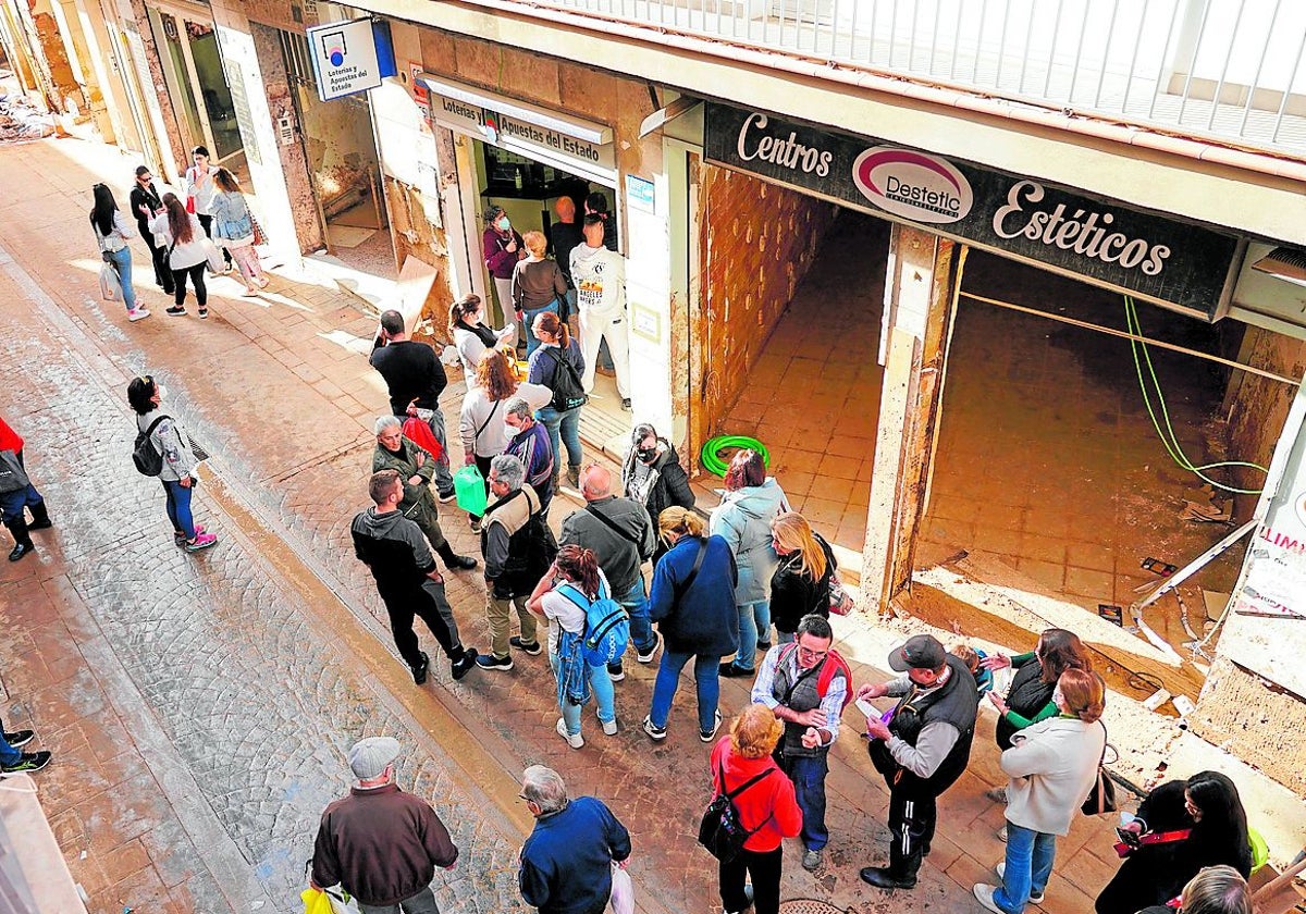 Algunos vecinos compran calzado, ropa y utensilios básicos.