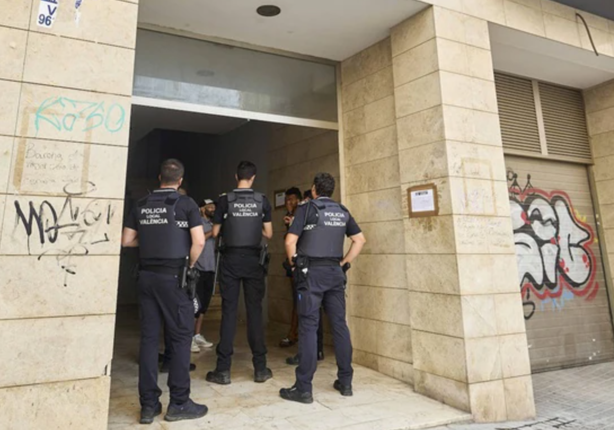 Un grupo de agentes policiales practica un desalojo, en una imagen de archivo.