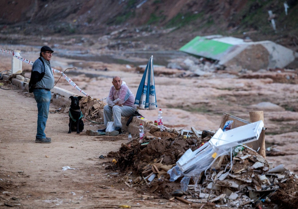 Unas personas conversan junto al barranco del Poyo.