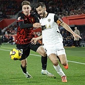 Robert Navarro y Gayà disputan un balón durante el partido del pasado viernes en Son Moix.
