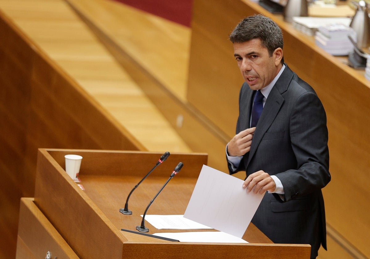 Carlos Mazón, en la tribuna de Les Corts.