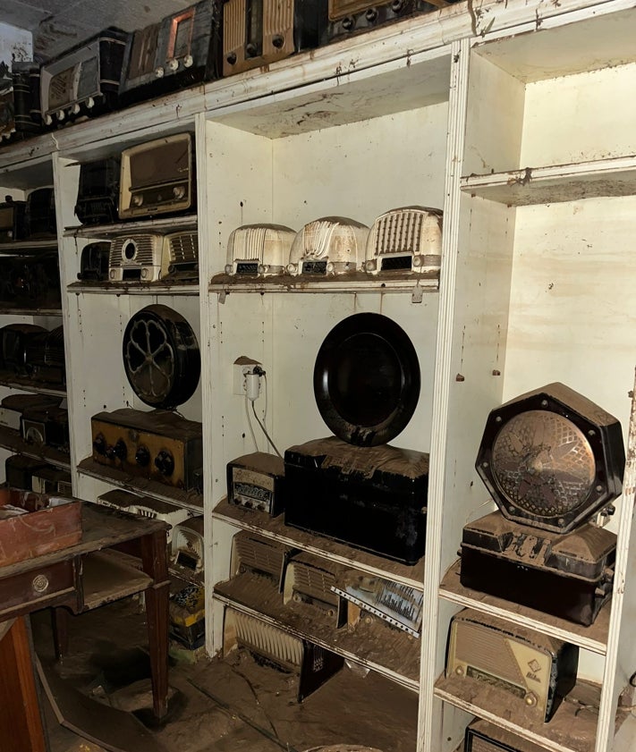 Imagen secundaria 2 - Los técnicos y voluntarios del museo, con Vicente Tarazona, transportando las radios para recuperarlas.