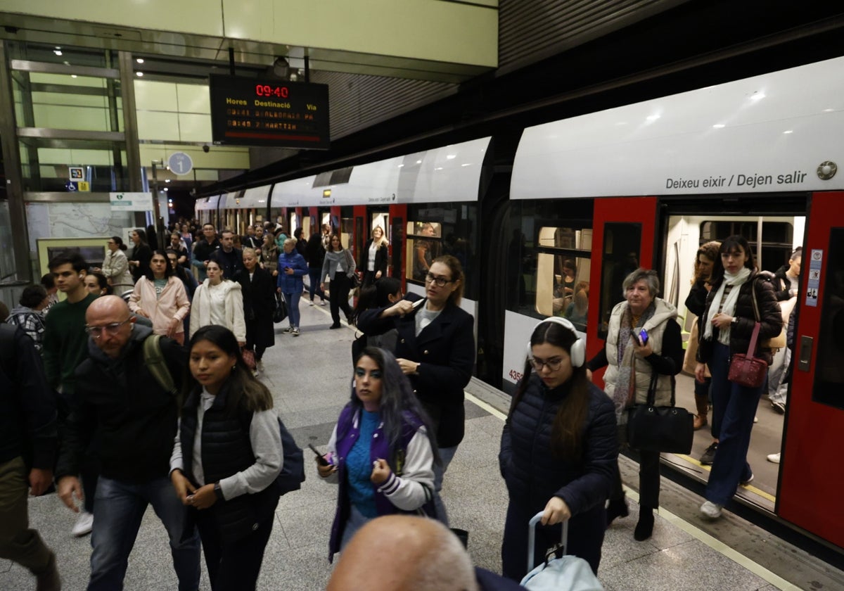 Pasajeros en la parada de Colón esta mañana.