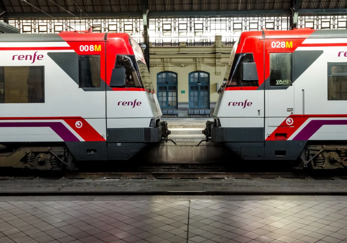 Dos trenes de Cercanías, en la estación del Norte.