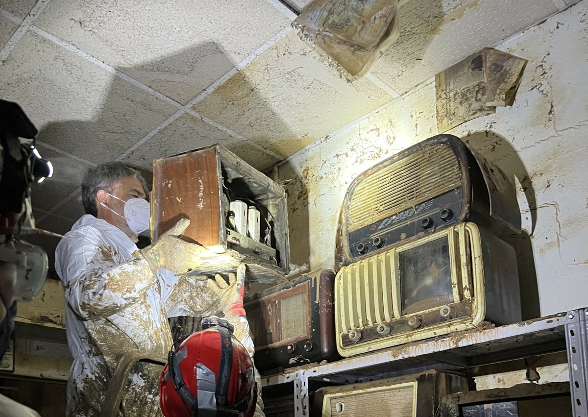 Imagen secundaria 1 - Los técnicos y voluntarios del museo, con Vicente Tarazona, transportando las radios para recuperarlas.