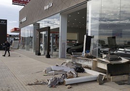 Un comercio afectado por la DANA en Sedaví.