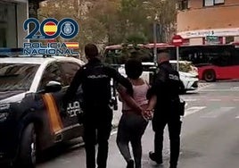 Una de la mujeres detenidas por la Policía.