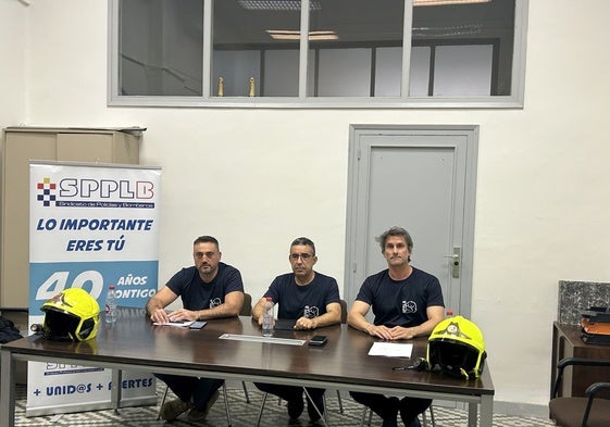 Los representantes del Sindicato de Policías y Bomberos (SPPLB) durante la rueda de prensa.