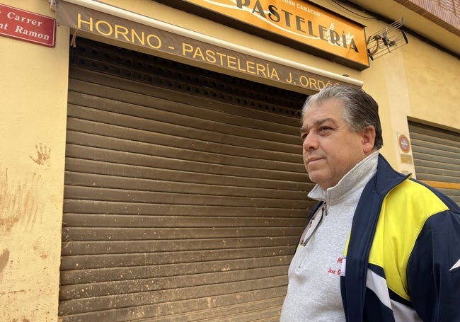 José Ordoñez, frente a uno de los accesos de su horno.