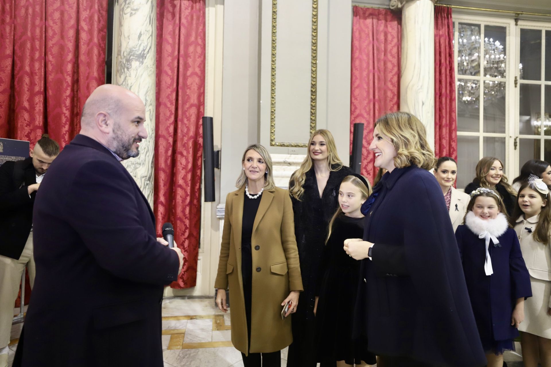 Las falleras mayores de Valencia visitan el belén del Ayuntamiento