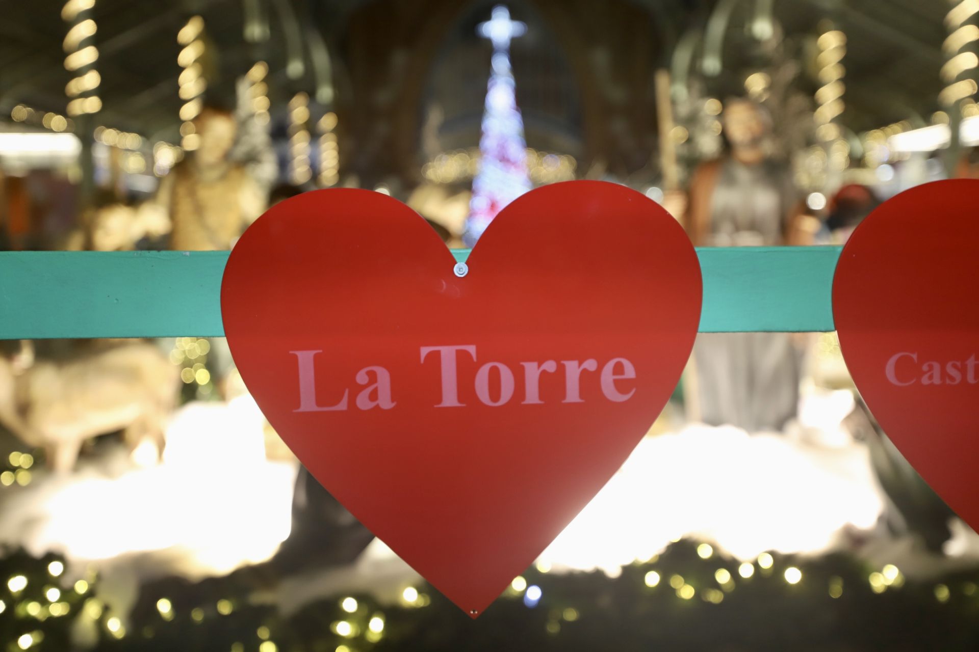 El Mercado de Colón de Valencia enciende las luces de su árbol de Navidad