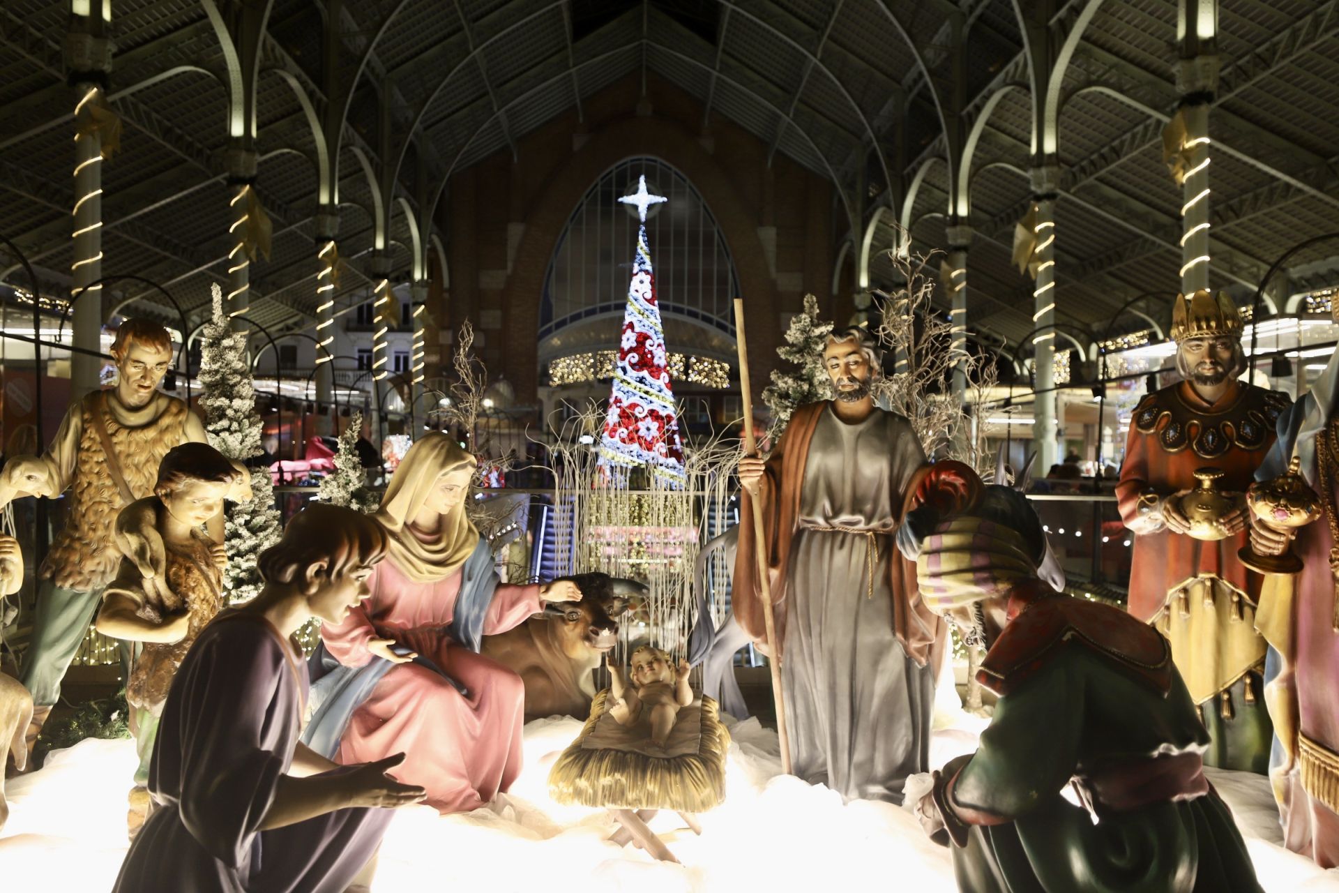 El Mercado de Colón de Valencia enciende las luces de su árbol de Navidad