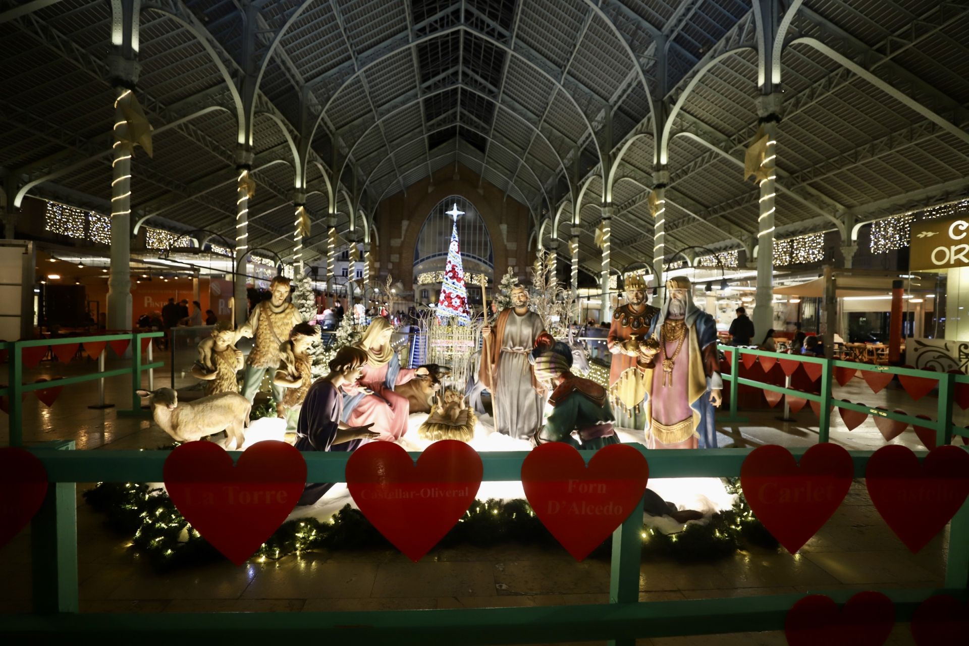 El Mercado de Colón de Valencia enciende las luces de su árbol de Navidad