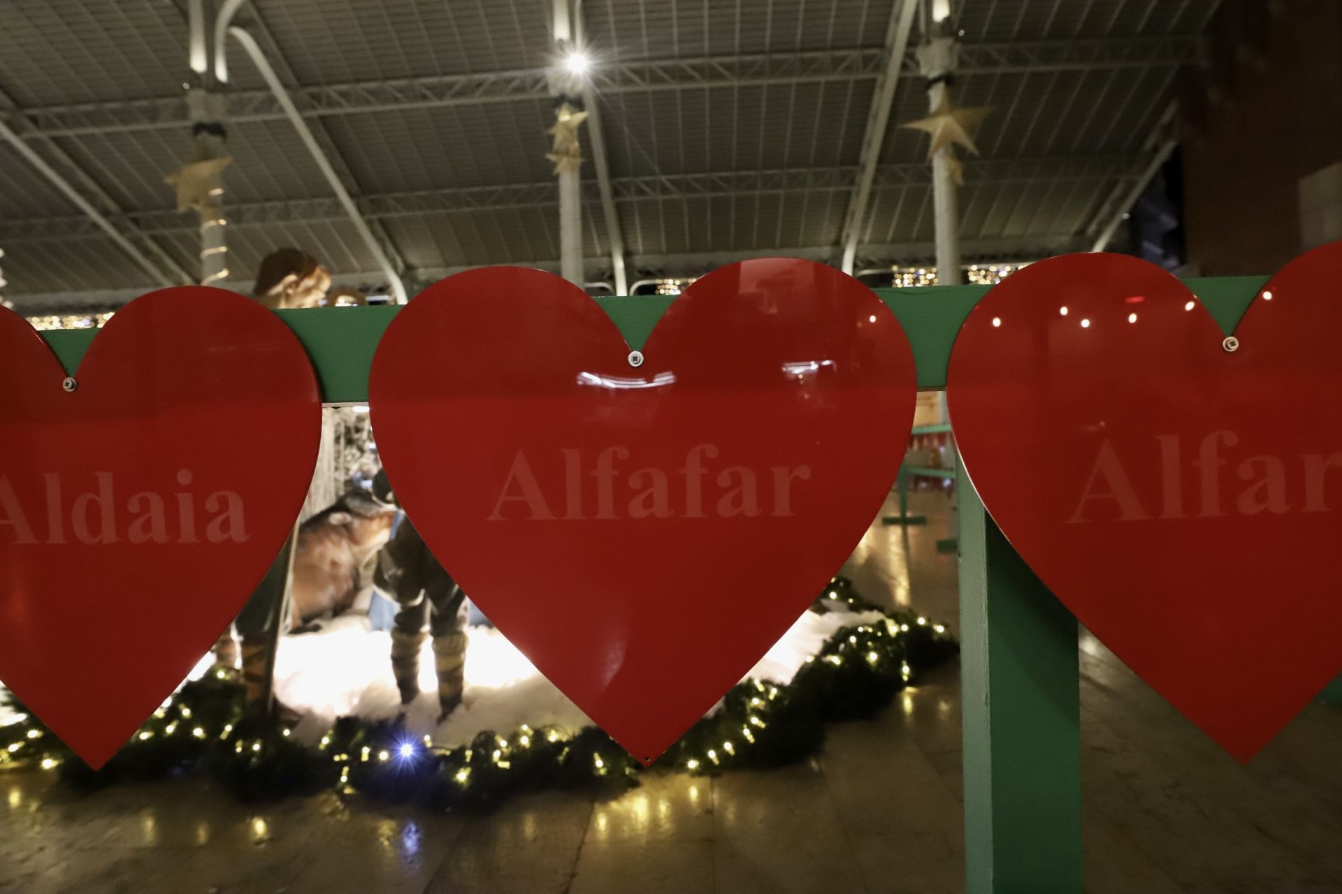 El Mercado de Colón de Valencia enciende las luces de su árbol de Navidad