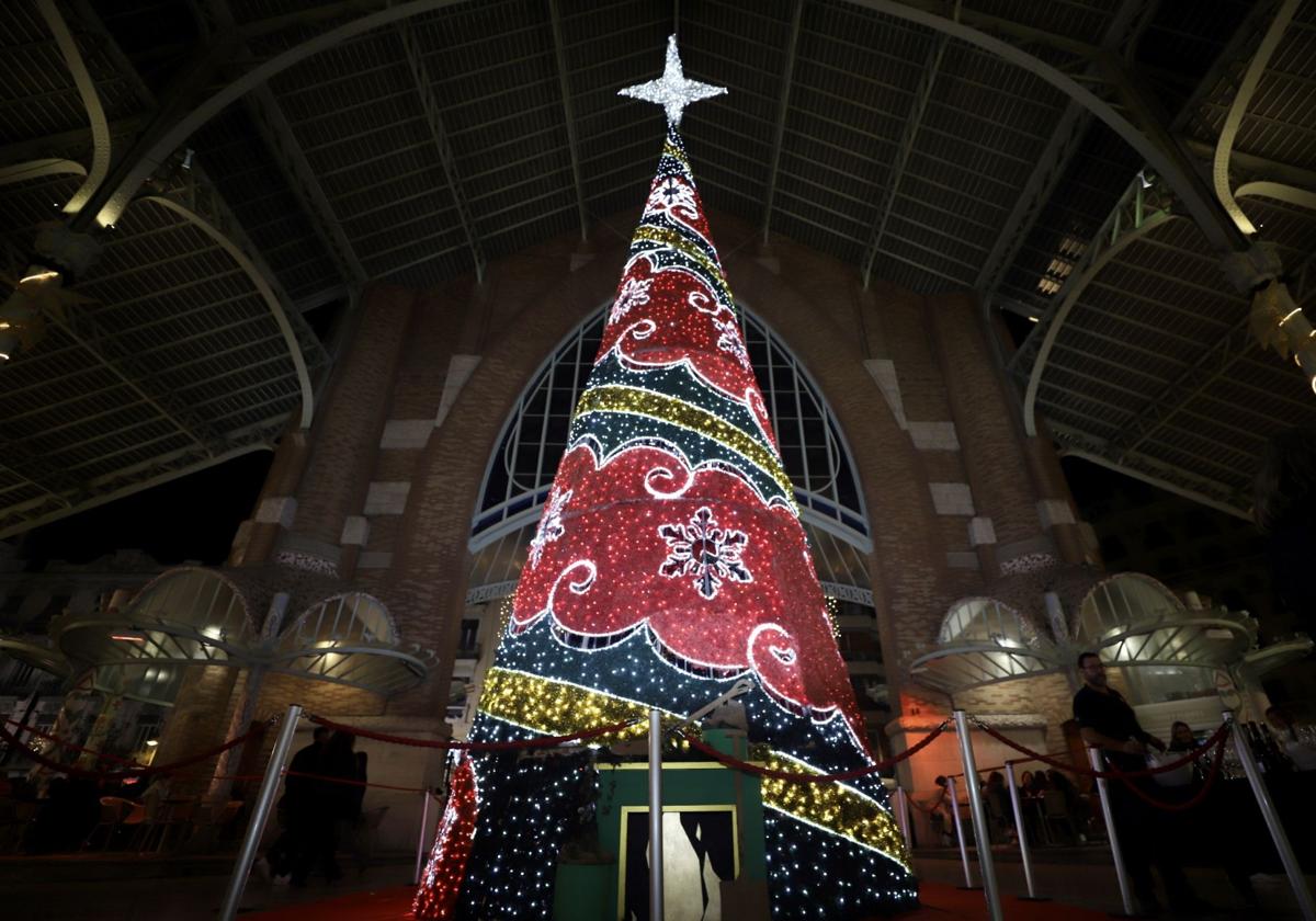 El Mercado de Colón de Valencia enciende las luces de su árbol de Navidad